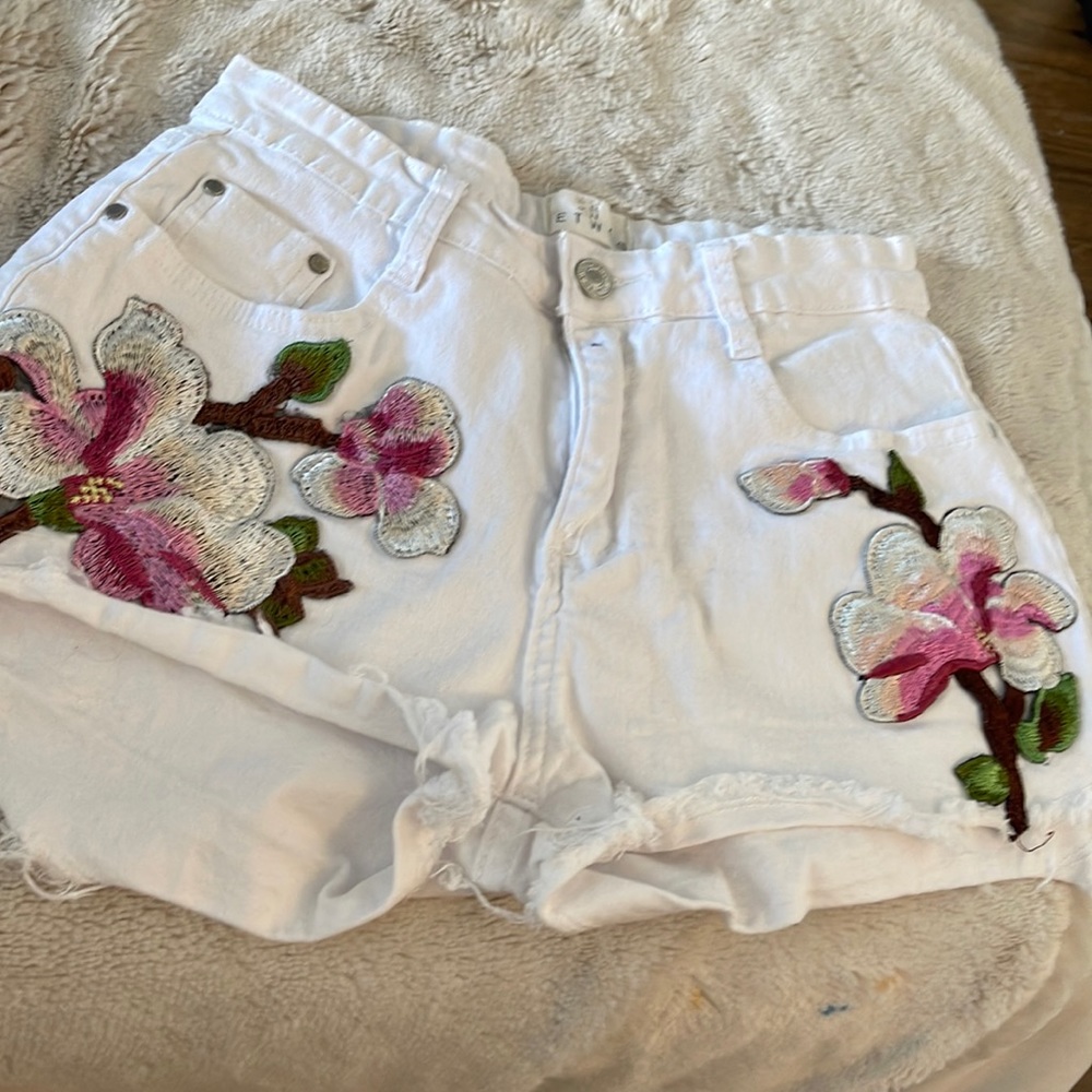 White short shorts with embroidered flowers